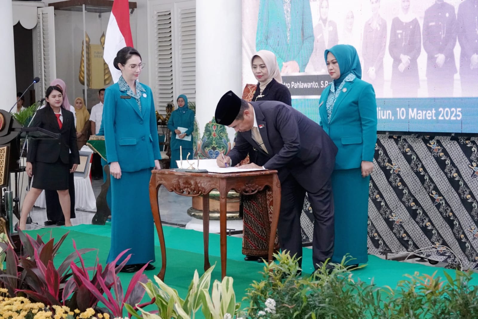 Ketua Tim Penggerak (TP) PKK Provinsi Jawa Timur, Arumi Bachsin Emil Dardak, menghadiri Serah Terima Jabatan (Sertijab) Ketua TP PKK Kabupaten Madiun