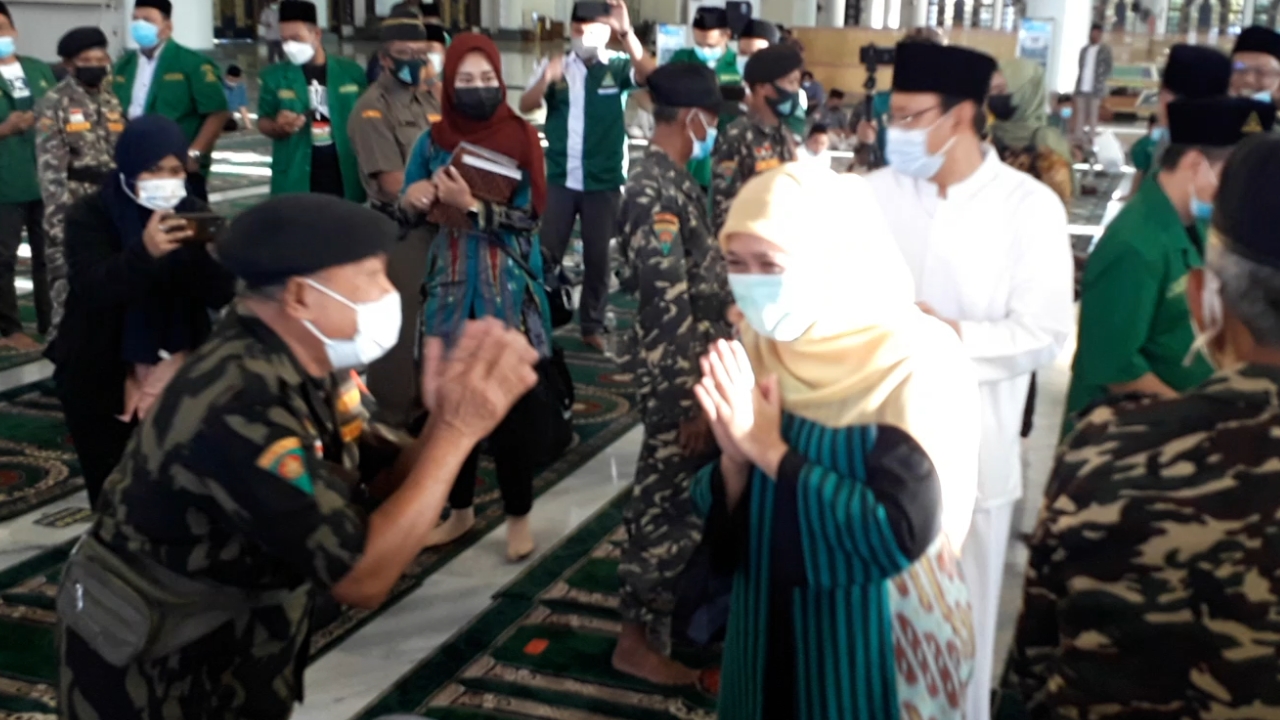 Gubernur Jawa Timur Khofifah Indar Parawansa dan Dewan Pembina PWGP Ansor Jawa Timur Saifullah Yusuf (Gus Ipul) memberi Penghargaan kepada 87 Banser Senior di Masjid Al Akbar, Kamis (3/6).