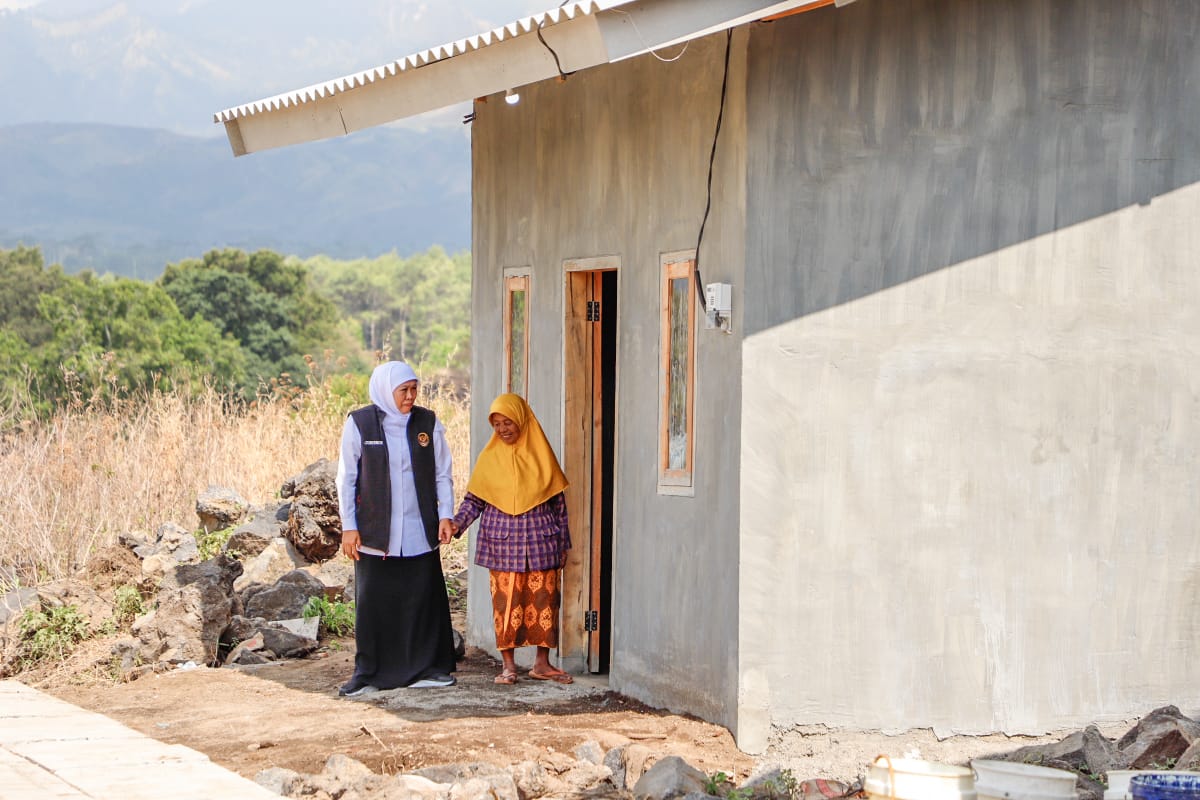 Gubernur Jawa Timur Khofifah Indar Parawansa meresmikan hunian tetap (huntap) Relokasi Rumah dan Sarana Prasarana Lingkungan Pasca Bencana Banjir Bandang di Kec. Ijen, Kab. Bondowoso, Kamis (21/9).

