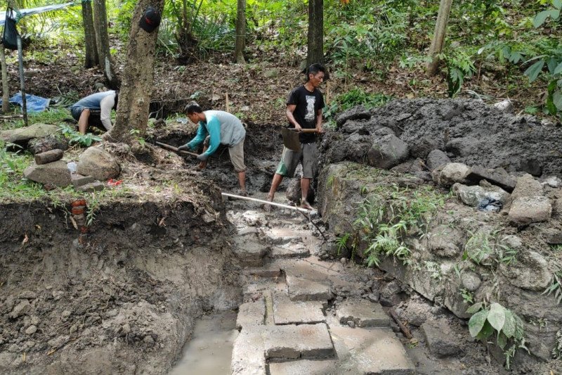 Petugas saat melakukan ekskavasi di lokasi penemuan patirtan kuno tepatnya di areal Gunung Klotok (536 meter di atas permukaan laut), Kota Kediri, Jawa Timur. ANTARA /HO

