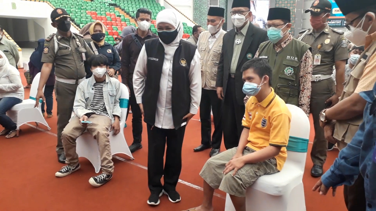 Gubernur Jawa Timur meninjau langsung vaksinasi massal di Malang, Senin (2/8/2021). 