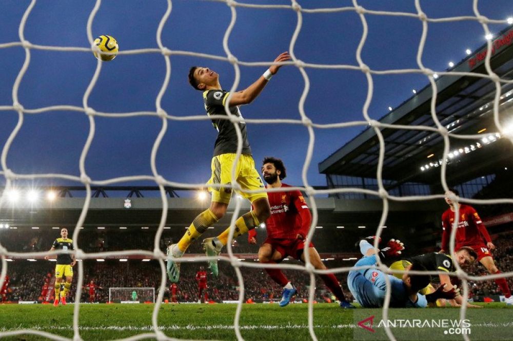 Foto ilustrasi: Pemain Liverpool Mohamed Salah (tengah) berhasil mencetak gol keempat pada laga Liga Inggris melawan Southampton di Anfield, Liverpool, Inggris, Sabtu (1/2/2020). Liverpool menang dengan skor 4-0 dan semakin mengukuhkan posisi di puncak kl