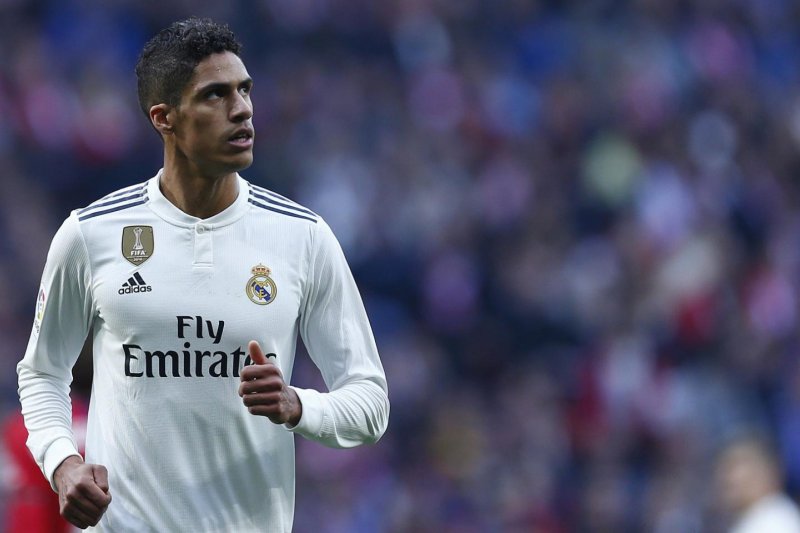 
Bek tengah Real Madrid Raphael Varane (kanan) melakukan selebrasi bersama rekan-rekannya seusai mencetak gol pembalik keadaan atas Huesca dalam lanjutan Liga Spanyol di Stadion El Alcoraz, Huesca, Spanyol, Sabtu (6/2/2021) waktu setempat. (ANTARA/REUTER