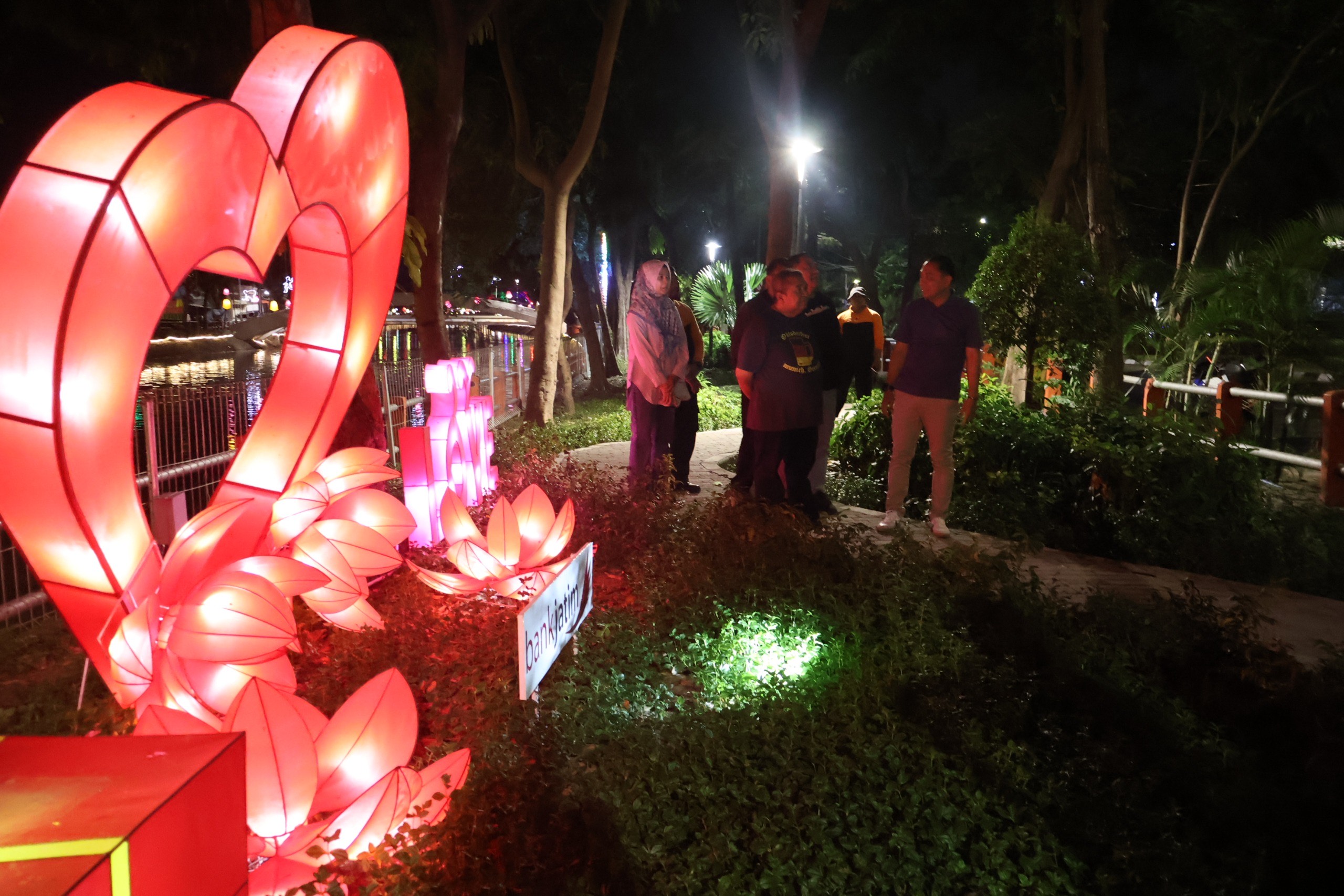 Pemkot Surabaya mempercantik mempercantik jalur perlintasan Wisata Perahu Air Susur Sungai Kalimas dengan menambahkan lintasan zona tematik