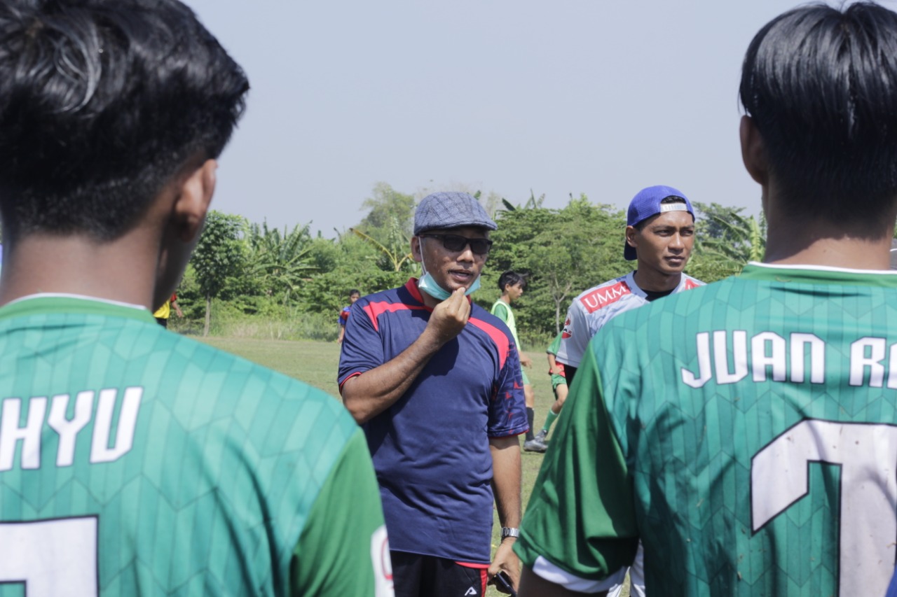  Manajer PSHW Suli Da’im memberikan briefing kepada para pemain. IST