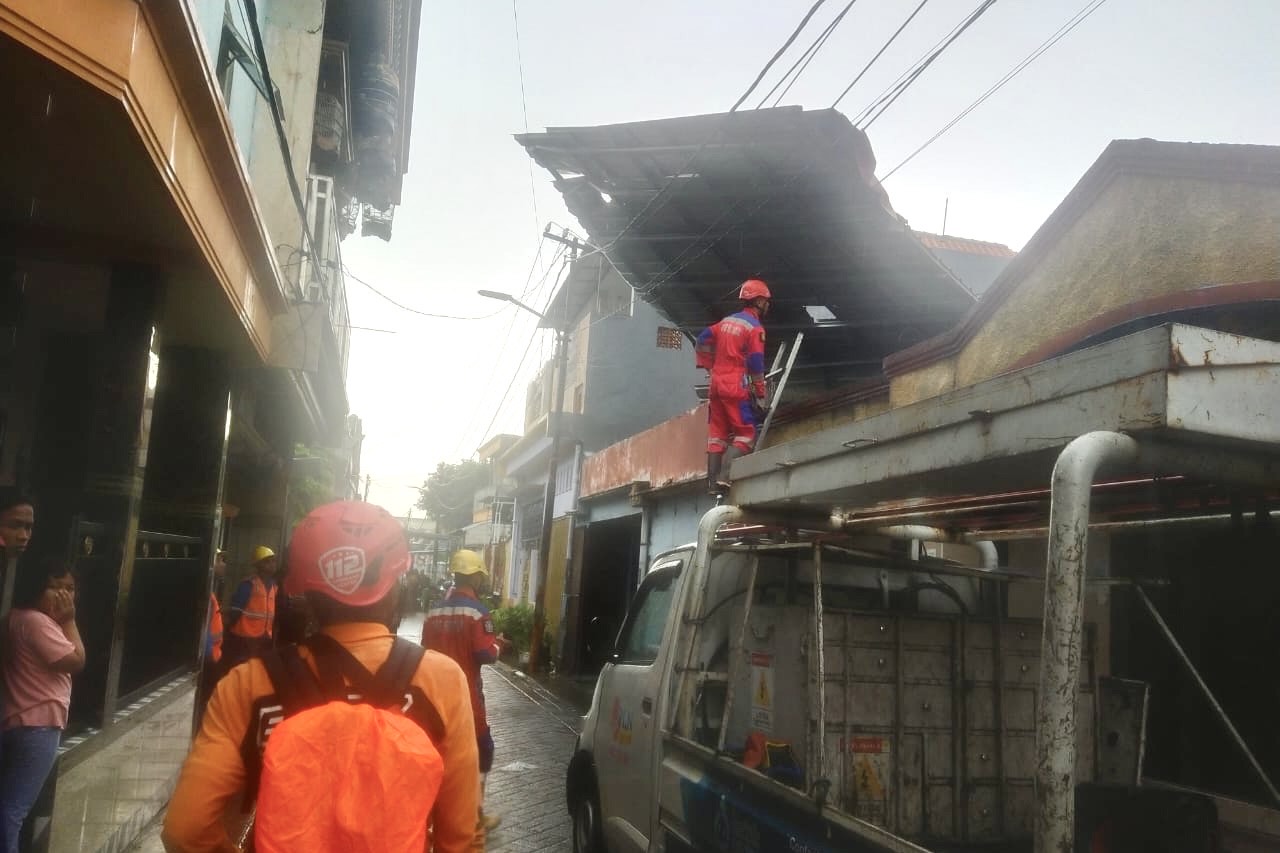 BPBD) Kota Surabaya mencatat sebanyak 20 rumah terdampak, dengan kerusakan mayoritas terjadi pada bagian atap.