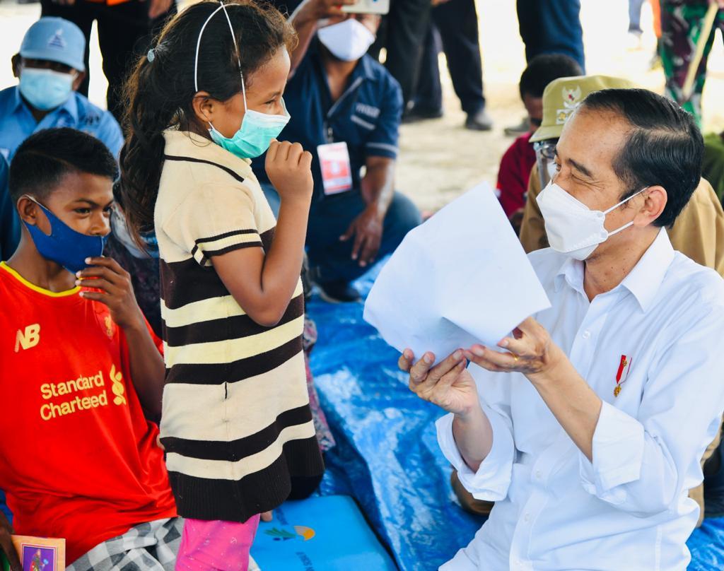 Presiden Jokowi membuat bungah anak-anak korban bencana di NTT. IST
