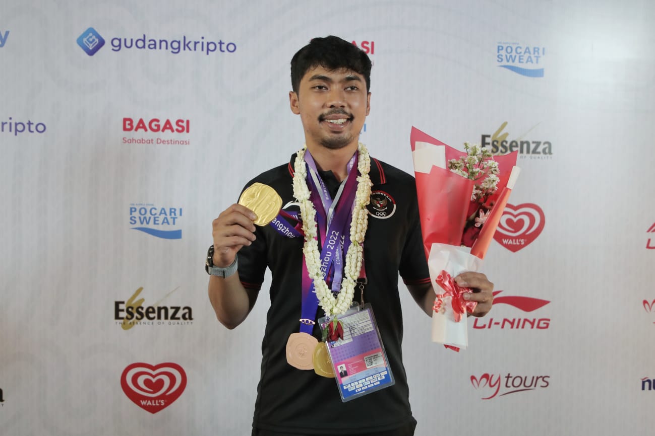 Atlet menembak Muhammad Sejahtera Dwi Putra menyumbangkan dua medali emas buat Tim Indonesia di Asian Games 2022 Hangzhou. Tera, sapaan Muhammad Sejahtera Dwi Putra, meraih emas dari nomor 10 meter running target putra dan nomor 10 meter running target mi