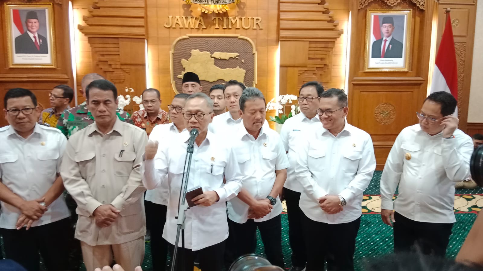 Menteri Koordinator Bidang Pangan (Menko Pangan) Zulkifli Hasan memberikan keterangan pers usai Rapat Koordinasi Terbatas Bidang Pangan Provinsi Jawa Timur di Surabaya, Selasa (7/1/2025). 