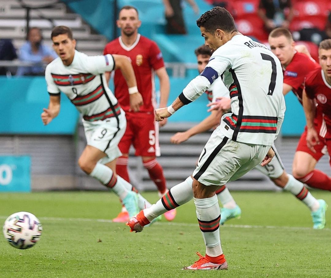 Ronaldo mencetak dua gol ke gawang Hongaria. EURO