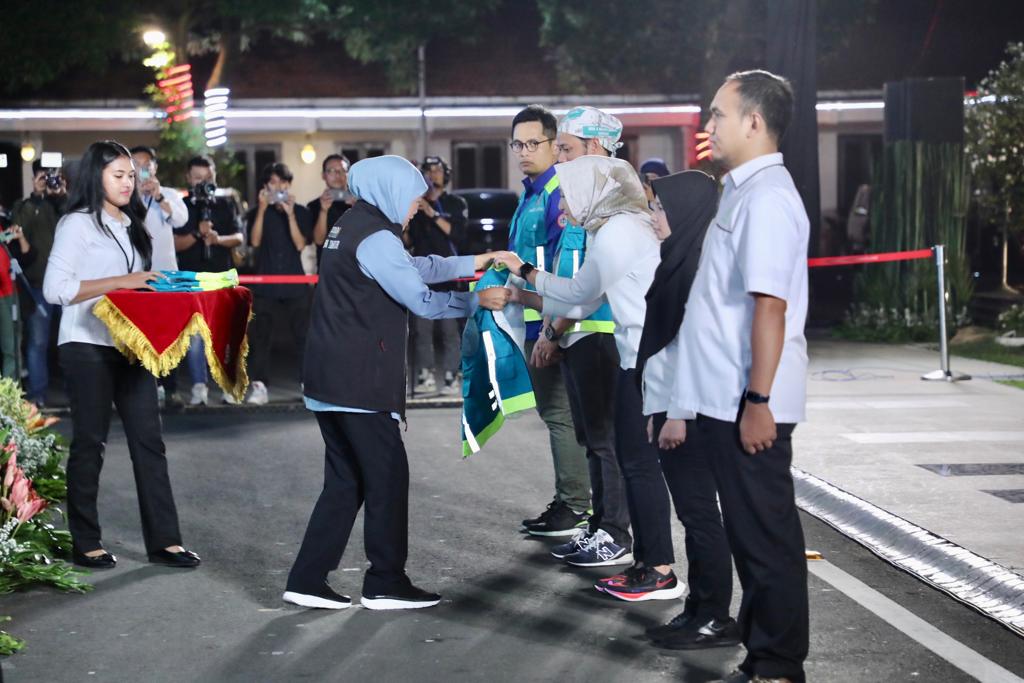 Gubernur Jawa Timur Khofifah Indar Parawansa memberangkatkan Tim Pelayanan Kesehatan (Yankes) Bergerak untuk memberikan pelayanan kesehatan bagi masyarakat Pulau Kangean, Kab. Sumenep dari halaman Gedung Negara Grahadi, Surabaya, pada Rabu (26/10) 