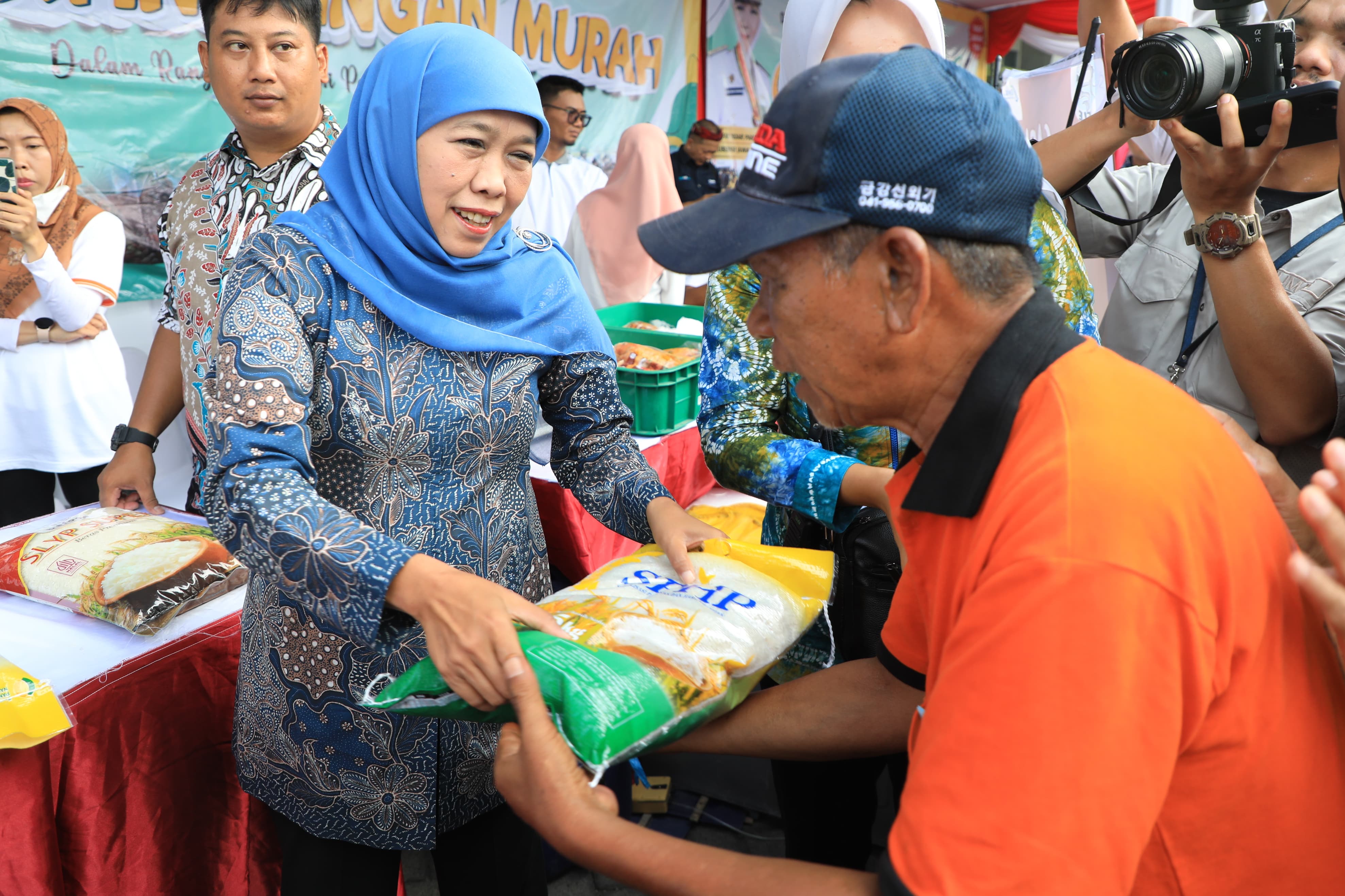 Gubernur Jawa Timur Khofifah Indar Parawansa menghadiri Hari Pangan Sedunia (HPS) ke-43 Tahun 2023 Provinsi Jatim yang digelar di Jatim Expo Convention & Exhibition Surabaya, Rabu (15/11).

