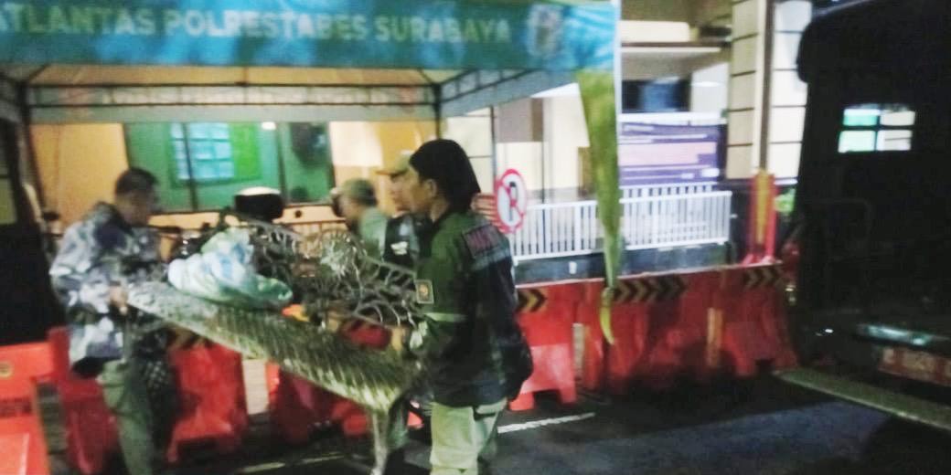 Satpol PP Kota Surabaya berhasil mengamankan dua pemuda yang kedapatan melakukan aksi pencurian sarana prasarana (sarpras) milik Pemerintah Kota (Pemkot) Surabaya, pada Kamis (19/12/2024) dini hari.

