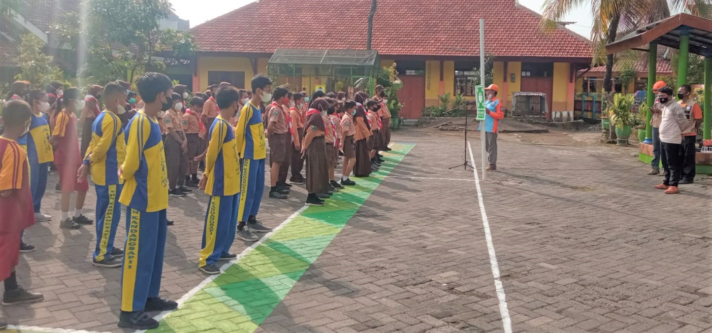  Sekber Relawan Penanggulangan Bencana (SRPB) Kota Pasuruan menggelar sosialisasi dan simulasi bencana angin puting beliung di SD Negeri Kandangsapi 1, Kota Pasuruan selama 2 hari, Rabu, 16 Maret 2022 dan Jumat, 18 Maret 2022.