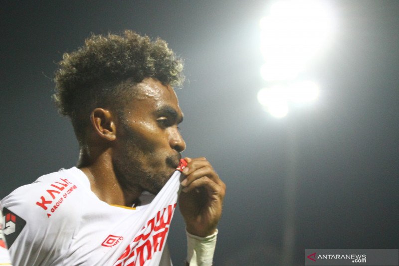 Pesepakbola PSM Makassar, Yakob Sayuri melakukan selebrasi usai mencetak gol di gawang Persija Jakarta dalam pertandingan babak penyisihan Grup B Piala Menpora 2021 di Stadion Kanjuruhan, Malang, Jawa Timur, Senin (22/3/2021). PSM Makassar mengungguli Per