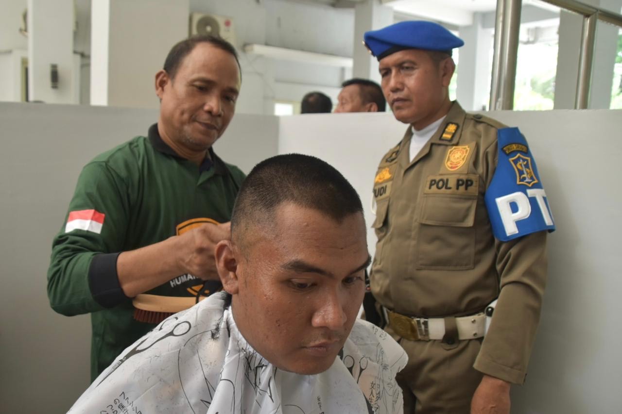 Pemberdayaan Ekonomi Warga Miskin, Satpol PP Surabaya Resmikan Rumah Padat Karya Pangkas Rambut S34