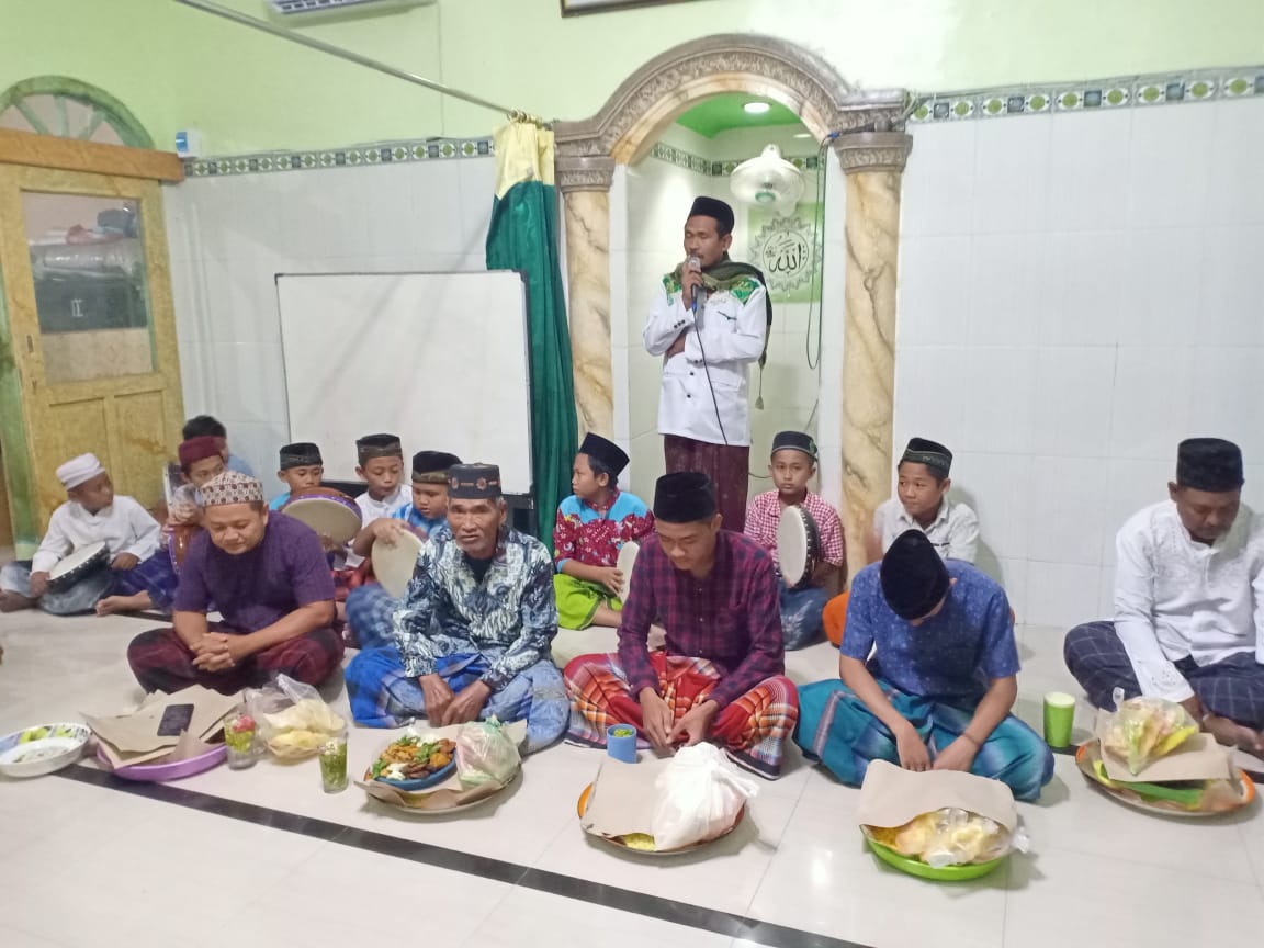 Ustadz M. Ngatmuni memimpin doa sebelum peringatan Maulid Nabi Muhammad SAW dimulai. HMP/ONO