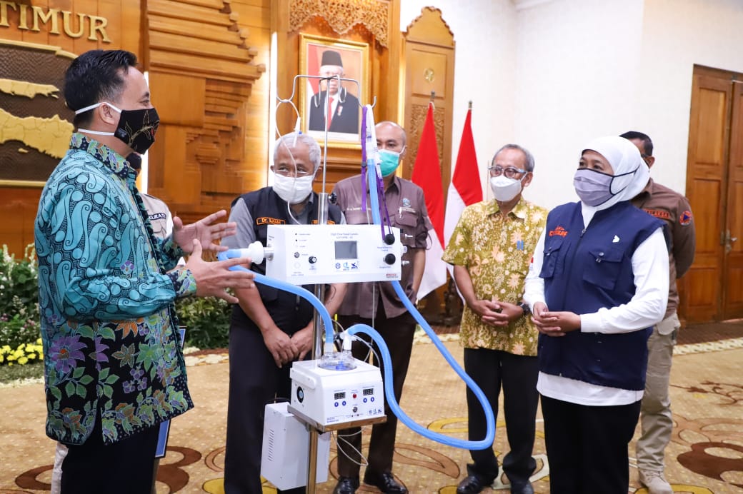Satu unit Ventilator Gerlink LIPI High Flow Nasal Cannula 01 (GLP HFNC-01) dari Deputi Ilmu Pengetahuan Teknik Lembaga Ilmu Pengetahuan Indonesia (LIPI) Dr. Agus Haryono, M.Eng tersebut diterima langsung oleh Gubernur Jatim, Khofifah Indar Parawansa di Ge