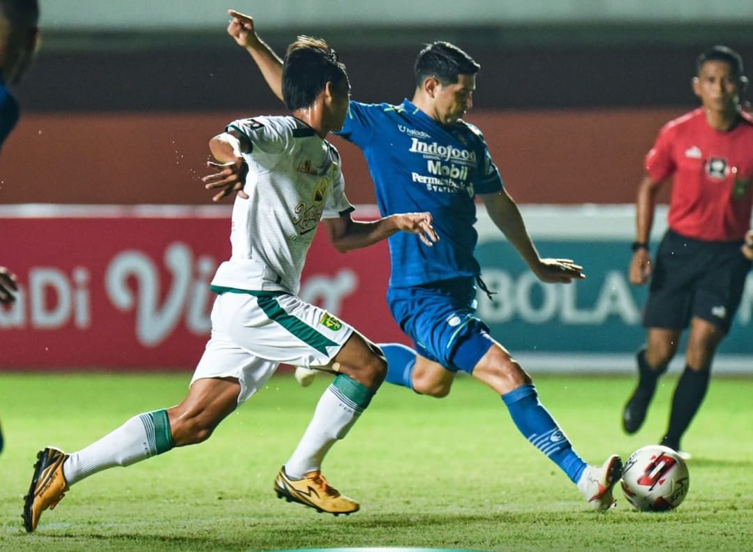 Penyerang Persib Esteban Viscara dibayangi pemain Persebaya. IG Persib