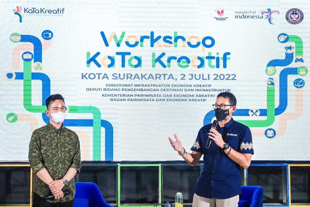 Menparekraf Sandiaga dan Wali Kota Surakarta, Gibran Rakabuming dalam kegiatan "Workshop Peningkatan Inovasi dan Kewirausahaan", di The Purwohamijayan, Solo, Sabtu (2/7/2022).