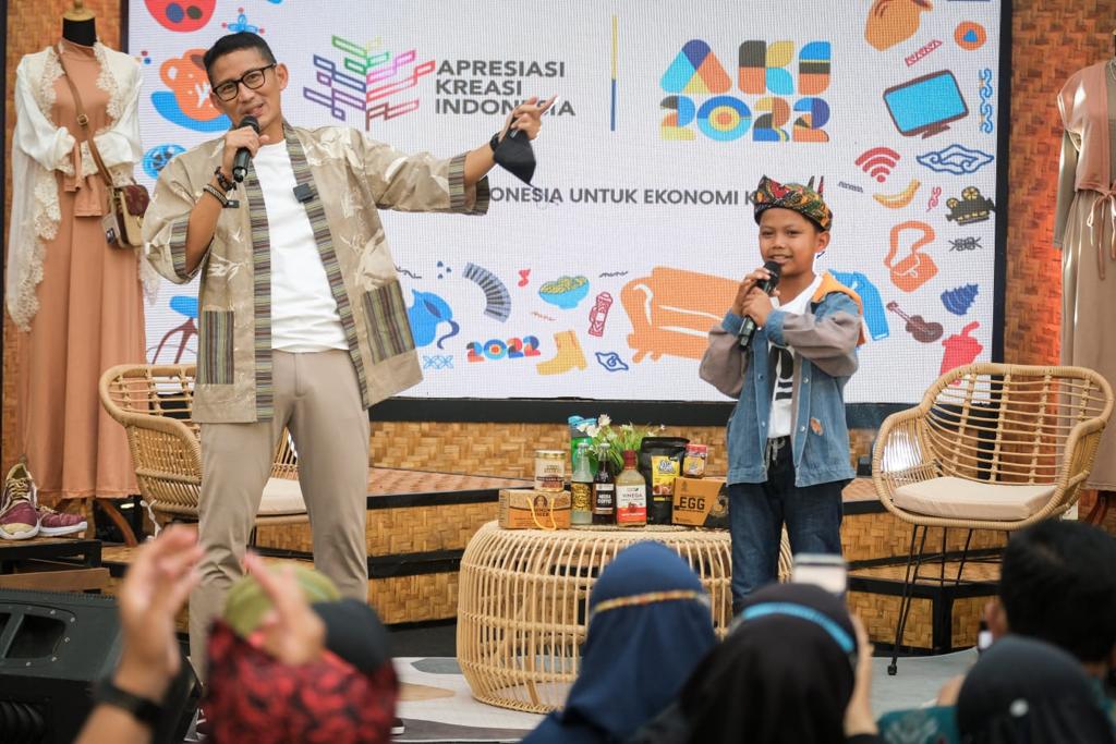 Menparekraf Sandiaga dan Farel Prayogo saat acara Apresiasi Kreasi Indonesia (AKI) di Lippo Plaza, Sidoarjo, Jawa Timur, Jumat (2/9/2022). 