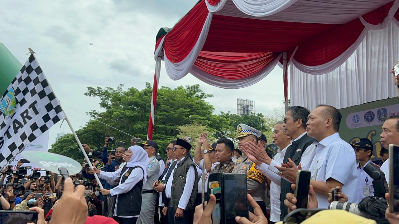 Gubernur Jawa Timur Khofifah Indar Parawansa dan Direktur Utama Bank Jatim Busrul Iman memberangkatkan  mudik gratis pada Sabtu (29/3) pagi di depan Kantor Dishub Jatim.


