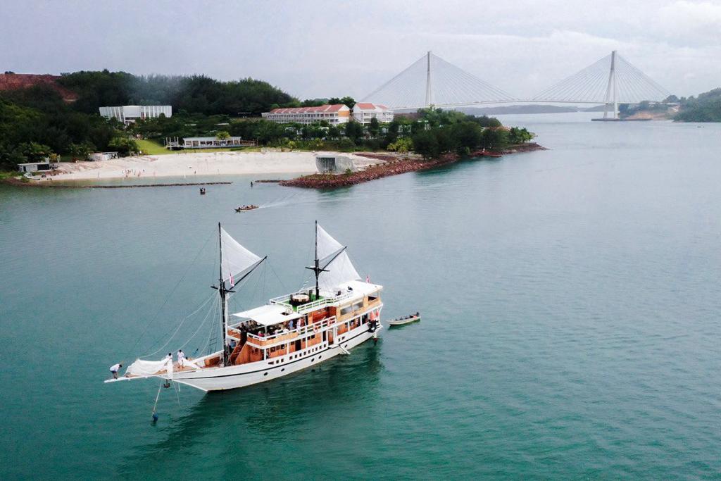 Kepulauan Riau (Kepri)  pertama kalinya menghadirkan layanan berlayar dengan kapal phinisi sambil menikmati lanskap perairan di Kepri yang menakjubkan.