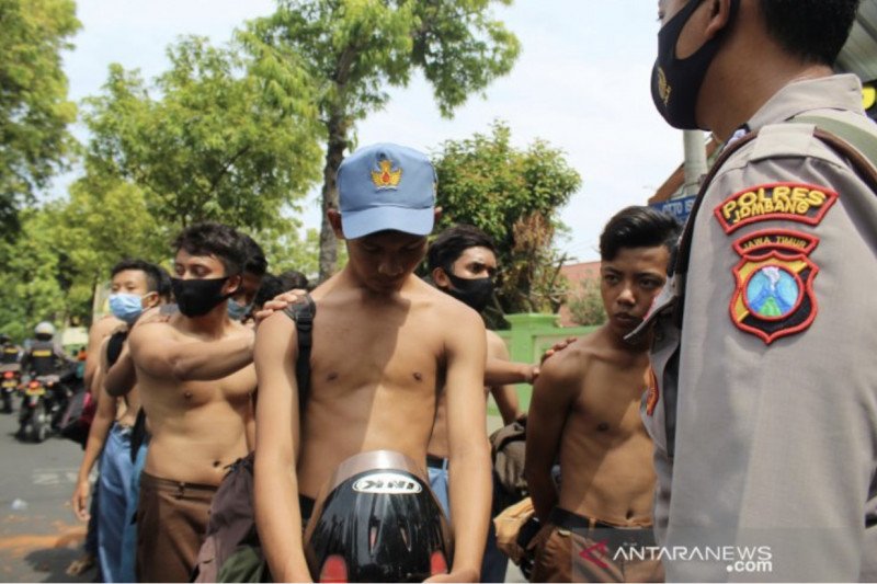 Pelajar SMK diamankan polisi saat hendak mengikuti demonstrasi menolak Omnibus Law UU Cipta Kerja di gedung DPRD Kabupaten Jombang, Jawa Timur, Jumat (09/10/2020). (ANTARA Jatim/Syaiful Arif/zk). dok
