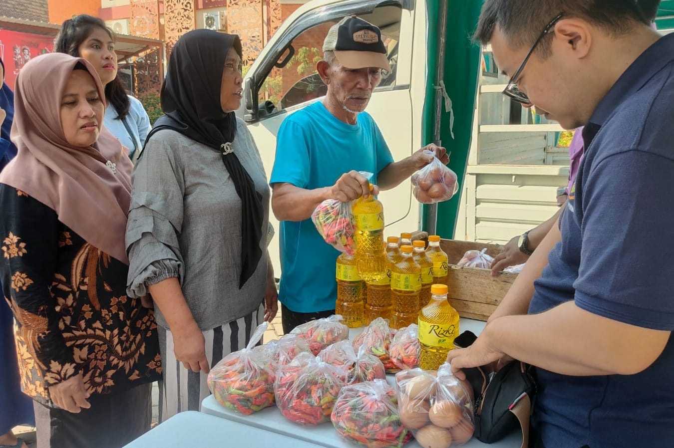 Operasi pasar murah dan gerakan menanam cabai atau cabenisasi menjadi strategi utama.