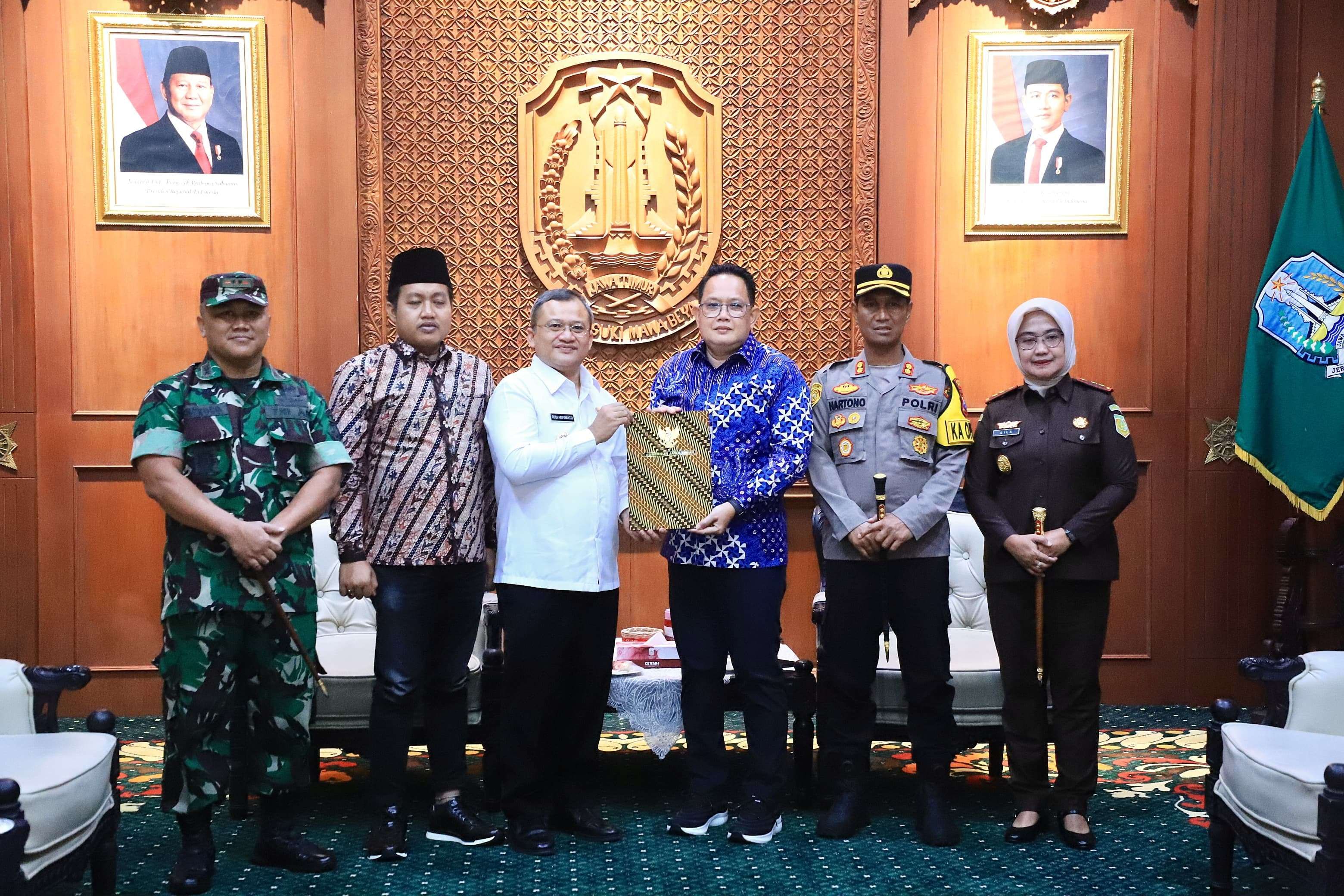 Pj Gubernur Jatim serahkan SK perpanjangan Pj Bupati Sampang