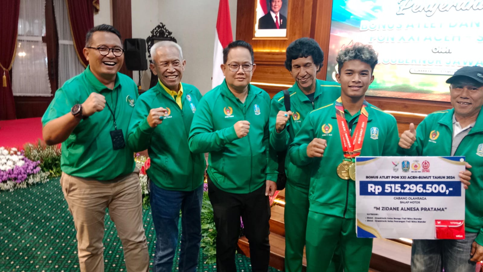 Pj Gubernur Jawa Timur, Adhy Karyono bersama atlet dan pelatih peraih medali pada PON XXI/2024 Aceh-Sumatera Utara pada acara penyerahan bonus di Gedung Negara Grahadi, Rabu (11/12)