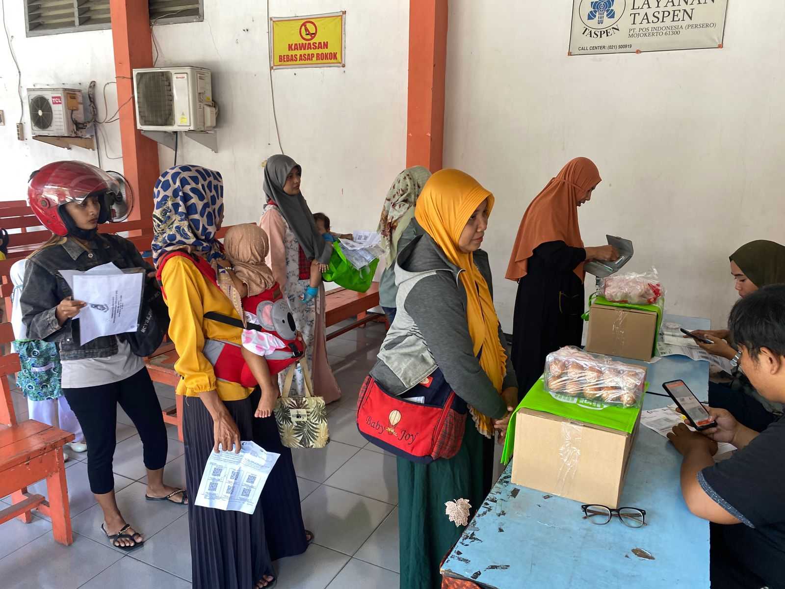 Pemerintah Kota (Pemkot) Mojokerto menyalurkan bantuan pangan dari Badan Pangan Nasional (Bapanas) kepada 796 keluarga yang berisiko stunting