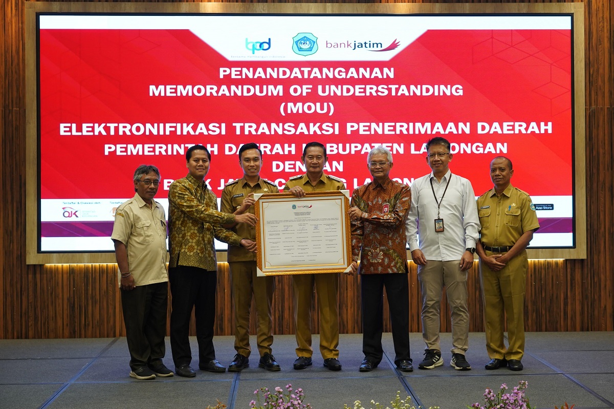penandatanganan MoU Elektronifikasi Transaksi Pemerintah Daerah (ETPD) antara Pemkab Lamongan dengan Bank Jatim Cabang Lamongan, di Ruang Serba Guna Pemkab Lamongan, Selasa (4/3)