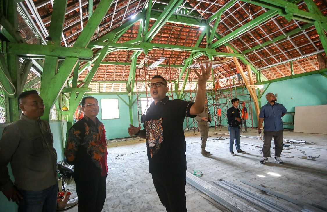 Penjabat (Pj) Wali Kota Mojokerto, Moh. Ali Kuncoro saat meninjau pembangunan gedung penunjang Galeri Soekarno di SDN Purwotengah