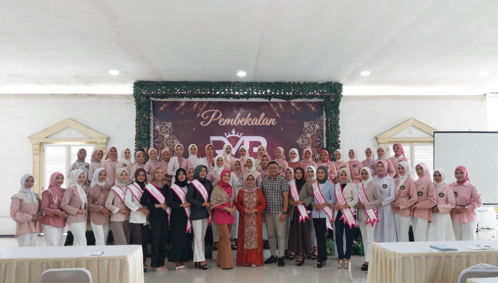 Ketua Tim Penggerak PKK Kabupaten Bojonegoro, Sri Budi Cantika Yuli, berbagi inspirasi kepada para finalis Remaja Muslimah Bojonegoro (RMB) dalam sesi pembekalan di Gedung Pancasila MCM Hotel Wisata, Sabtu (15/3/2025). 
