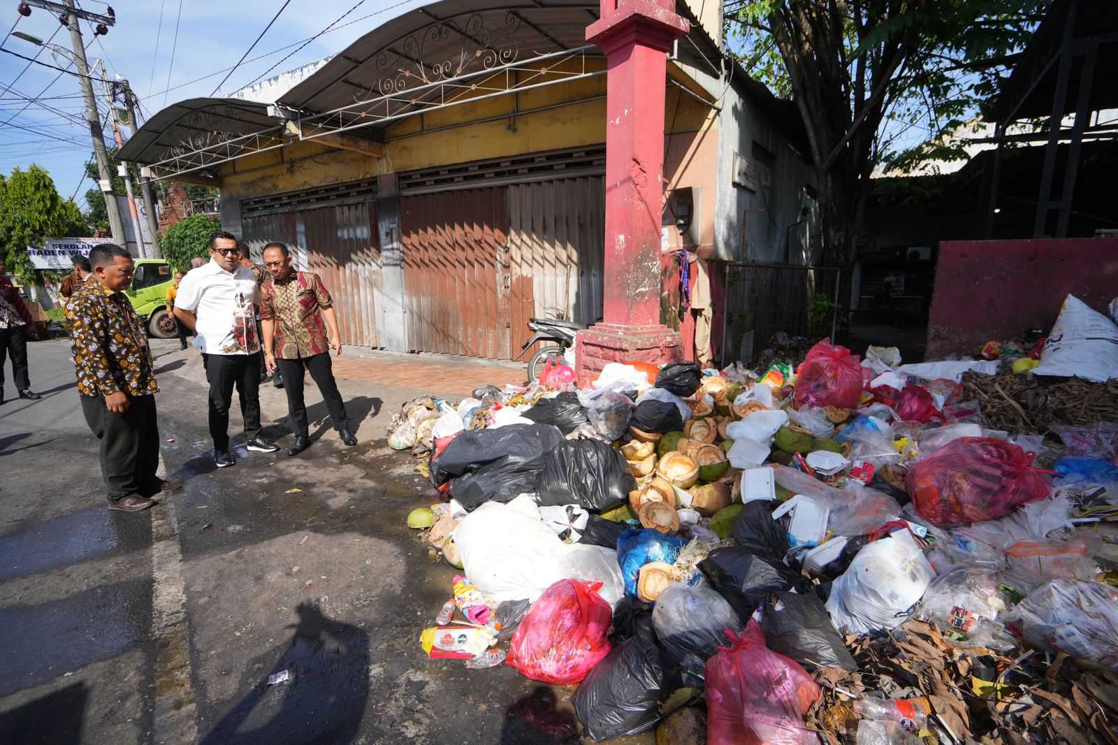 Penjabat (Pj) Wali Kota Mojokerto, M Ali Kuncoro saat meninjau langsung TPS Benteng Pancasila pada Kamis (18/4/2024).