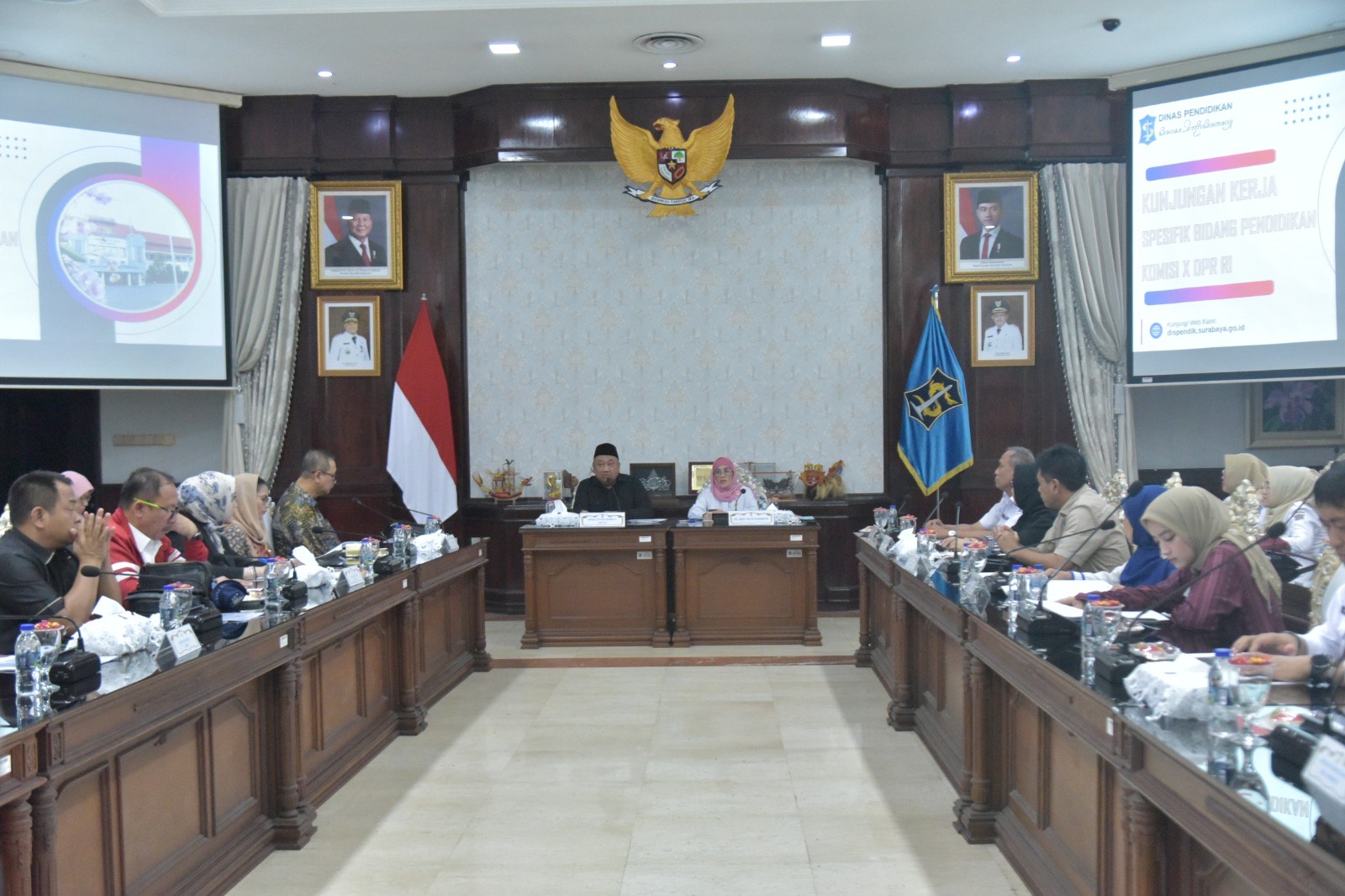 Penjabat sementara (Pjs) Wali Kota Surabaya, Restu Novi Widiani, menerima kunjungan kerja (kunker) spesifik dari Komisi X DPR RI di ruang sidang wali kota pada Rabu (20/11/2024)