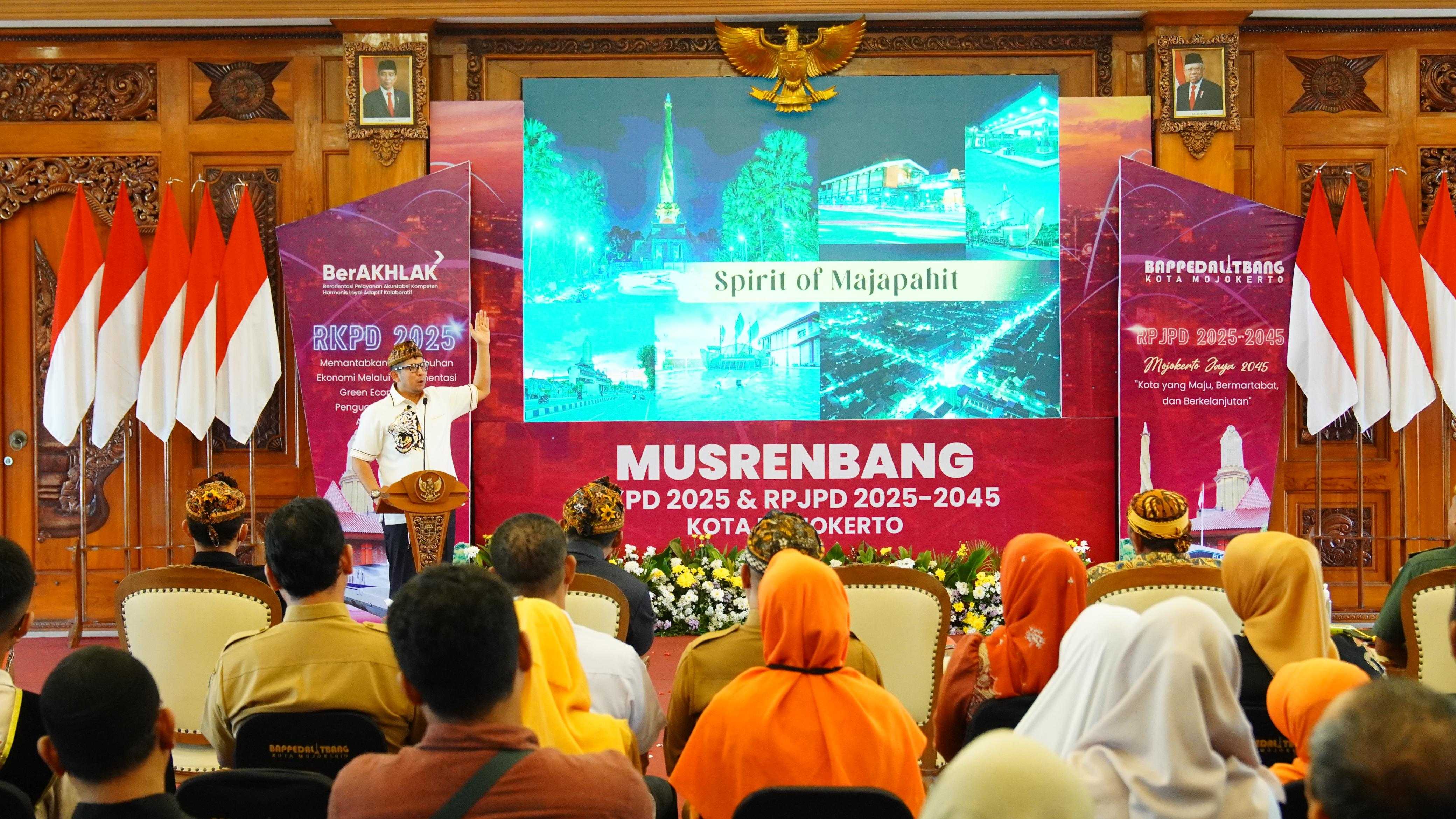  Pj Wali Kota Mojokerto Moh Ali Kuncoro membuka Musrenbang Rencana Kerja Pembangunan Daerah Kota Mojokerto Tahun 2025 dan RPJPD Tahun 2025 - 2045, di Sabha Mandala Madya Kota Mojokerto, pada Selasa (19/3/2024).