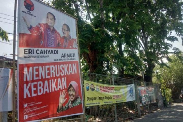 Baliho pasangan calon wali kota-wakil wali kota Surabaya nomor urut 1, Eri Cahyadi dan Armuji, terpasang di sejumlah titik di Kota Surabaya