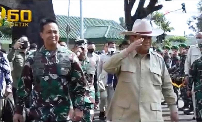 Tangkapan layar saat Menteri Pertahanan Republik Indonesia Prabowo Subianto (kanan), didampingi Kepala Staf TNI Angkatan Darat Jenderal TNI Andika Perkasa (kiri) saat mengunjungi Akademi Militer, Magelang, Jawa Timur. (ANTARA/ Abdu Faisal)