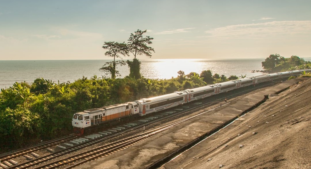 PT Kereta Api Indonesia (Persero) dalam kurun 4 tahun terakhir terus melakukan transformasi dari berbagai sisi, mulai dari pelayanan penumpang, barang, komersialisasi aset, hingga peningkatan kompetensi SDM. 