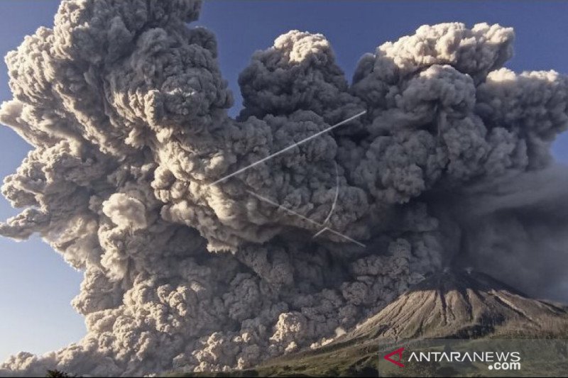 Gunung Sinabung menyemburkan material vulkanik saat erupsi di Desa Kuta Rakyat, Naman Teran, Karo, Sumatera Utara, Selasa (2/3/2021). Gunung Sinabung erupsi dengan tinggi kolom 5.000 meter di atas puncak. (ANTARA FOTO/Sastrawan Ginting/Lmo/foc.)


