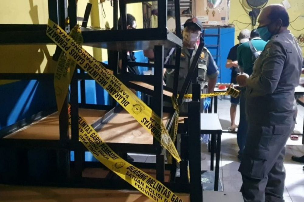 Salah satu warung kopi di Surabaya yang disegel aparat Satpol PP dan Polda Jawa Timur karena melanggar aturan jam malam saat pelaksanaan PSBB jilid II. 