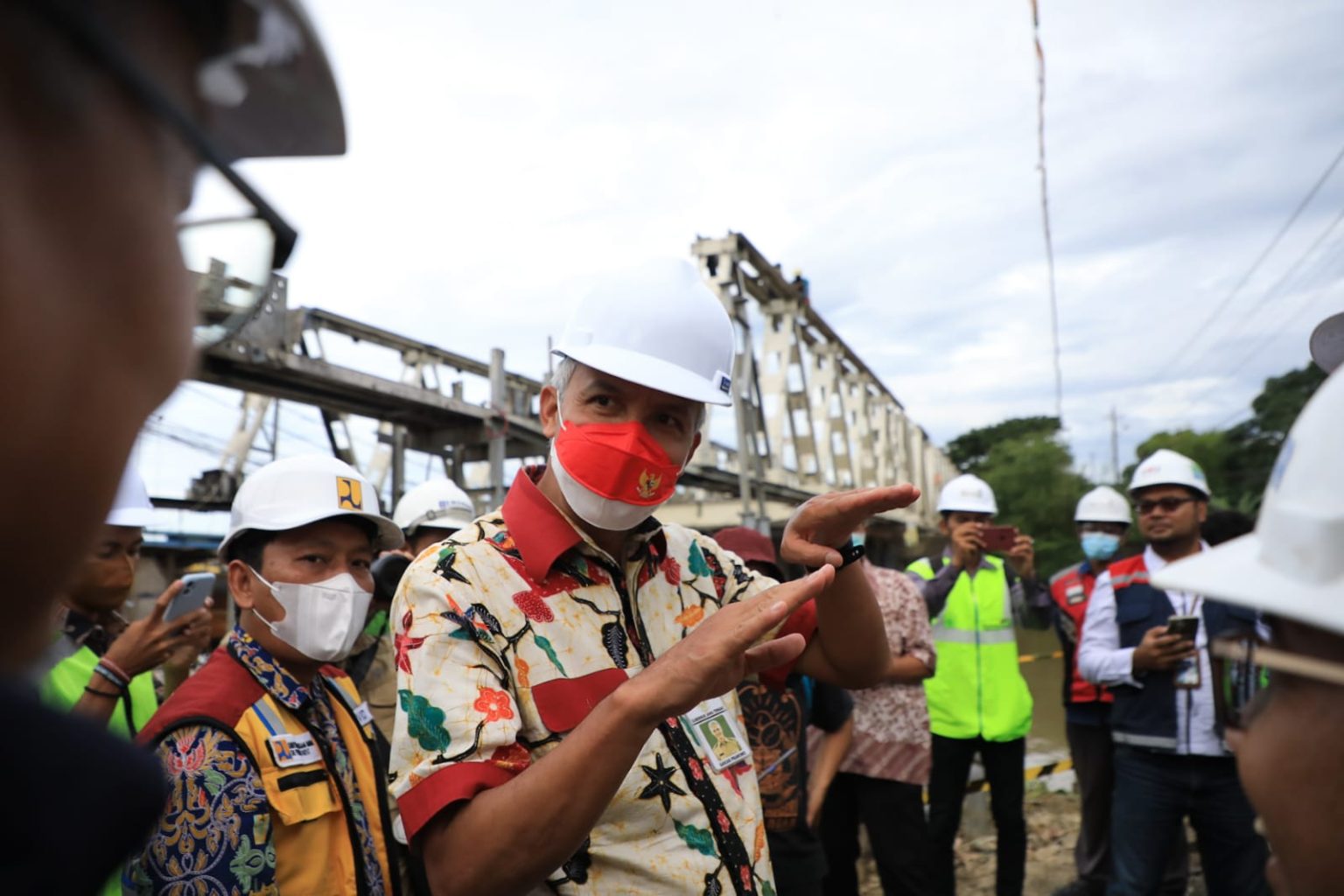 Panglima TNI Marsekal Hadi Tjahjanto, Kapolri Jenderal Polisi Listyo Sigit Prabowo, Kepala BNPB Letjen Ganip Warsito dan Gubernur Jawa Timur Khofifah Indar Parawansa meninjau vaksinasi COVID-19 di  Surabaya