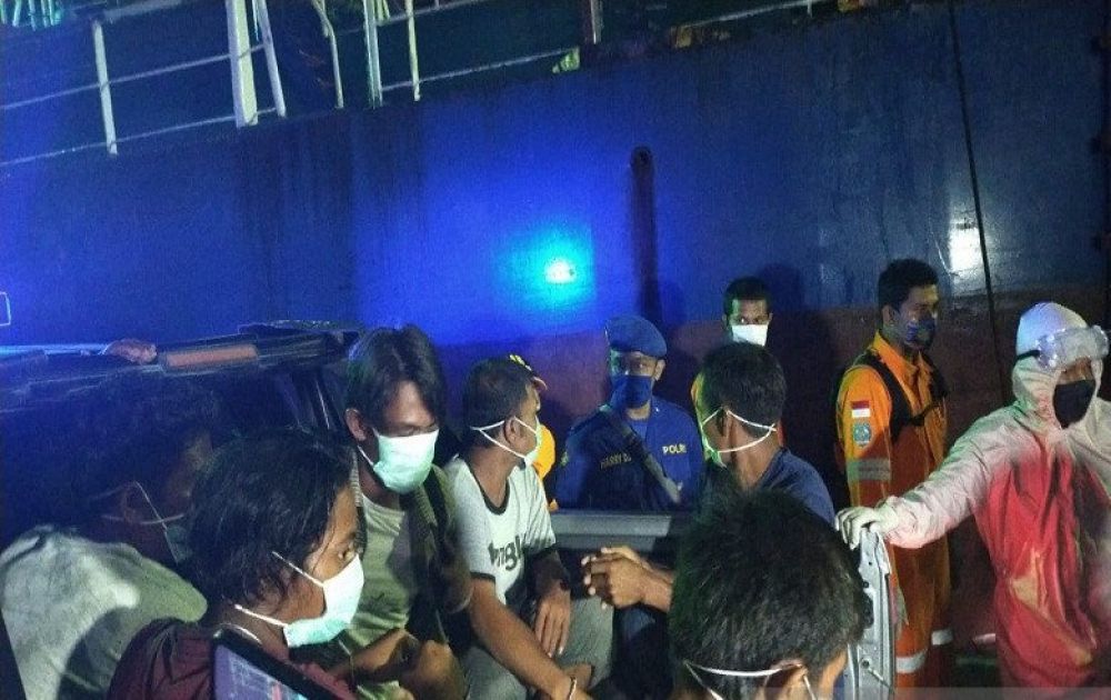Enam ABK Bunga Rosia yang mengalami musibah tenggelam di perairan Kabaena Kabupaten Bombana, Sultra saat tiba di pelabuhan Murhum Kota Baubau, pada Rabu malam (27/5). (foto Antara/Azis Senong)

