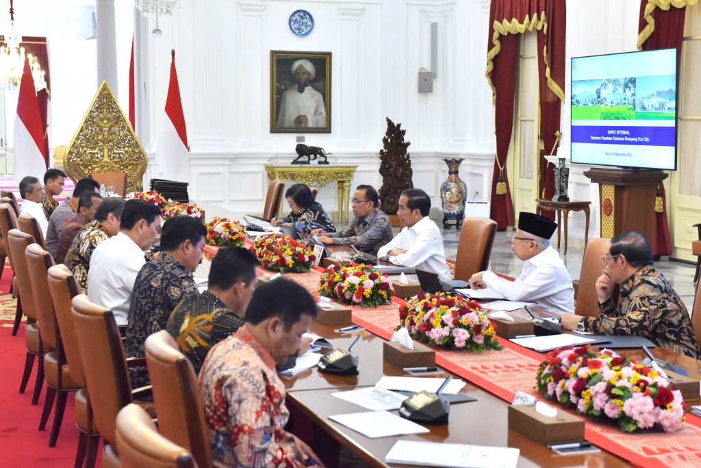 Presiden Jokowi memimpin ratas membahas persoalan lahan di Pulau Rempang, Senin (25/09/2023), di Istana Merdeka, Jakarta. (Foto: Humas Setkab/Agung)
