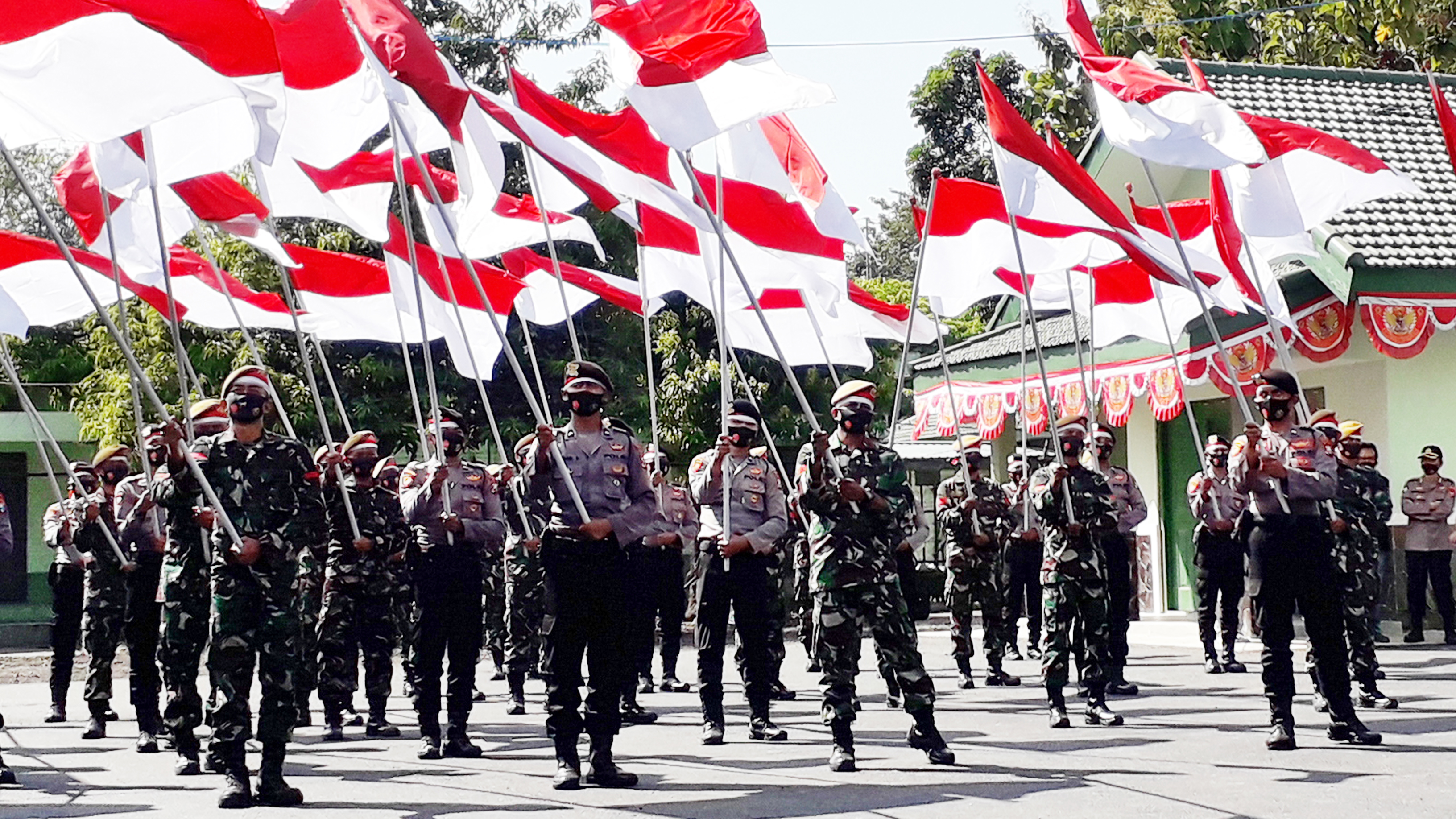 Ratusan anggota TNI dan POLRI mengikuti apel pencanangan peran TNI-Polri dalam penanganan covid-19 di lapangan Markas Batalyon Arhanudse/8 Gedangan, Kamis (13/8). HMP/OM PRASS