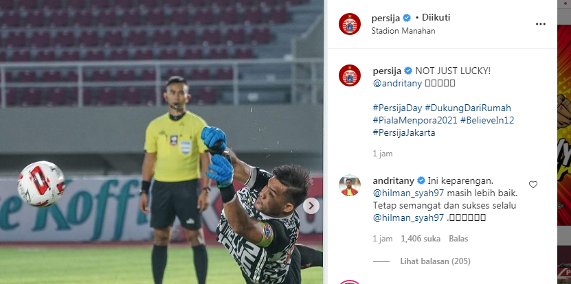 Aksi Andrytani ketika memblok tendangan Zulkifli Syukur. IG Persija