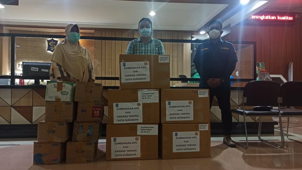 Ketua Karang Taruna Kota Surabaya, Fuad Benardi memberikan bantuan APD ke RSU BDH Surabaya.