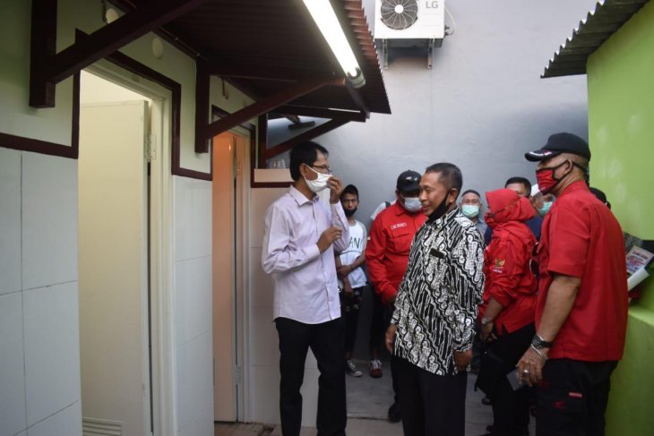 Adi Sutarwijono, Ketua DPRD Surabaya yang juga Ketua DPC PDIP Surabaya meresmikan Balai RT dan MCK di RT 15, RW 7, Kelurahan Wonokromo, Surabaya, Senin (21/9/2020). 
